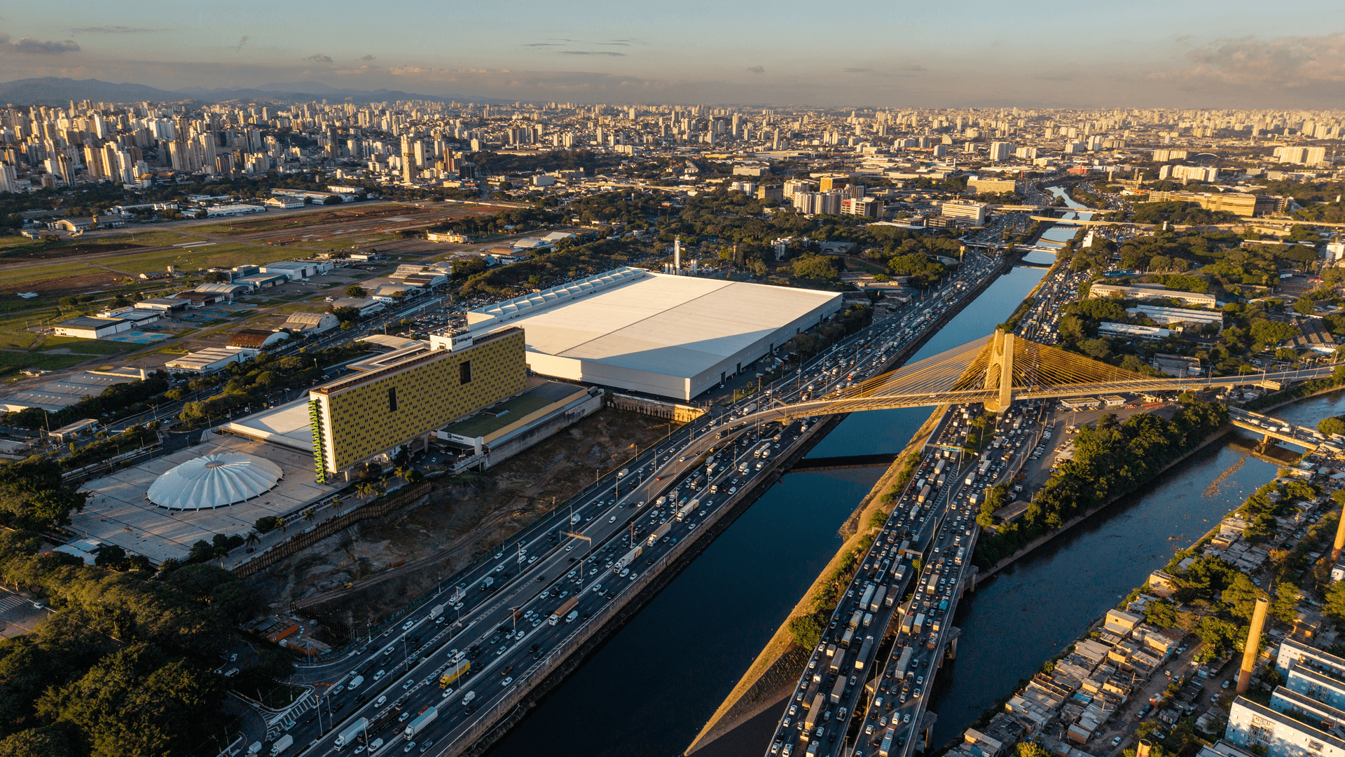 Espaço interno do Distrito Anhembi preparado para receber público