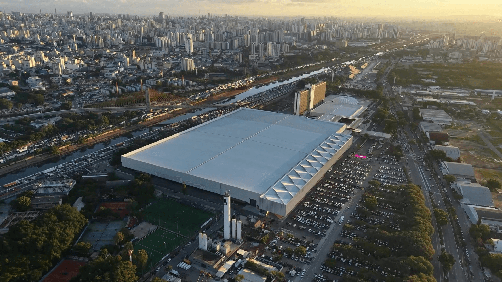 Área externa do Distrito Anhembi com amplo espaço de circulação